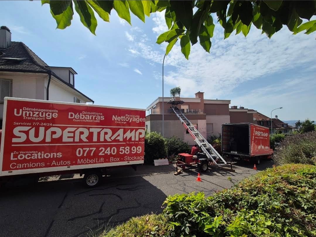Camions Supertramp et monte-meubles pendant une intervention de déménagement